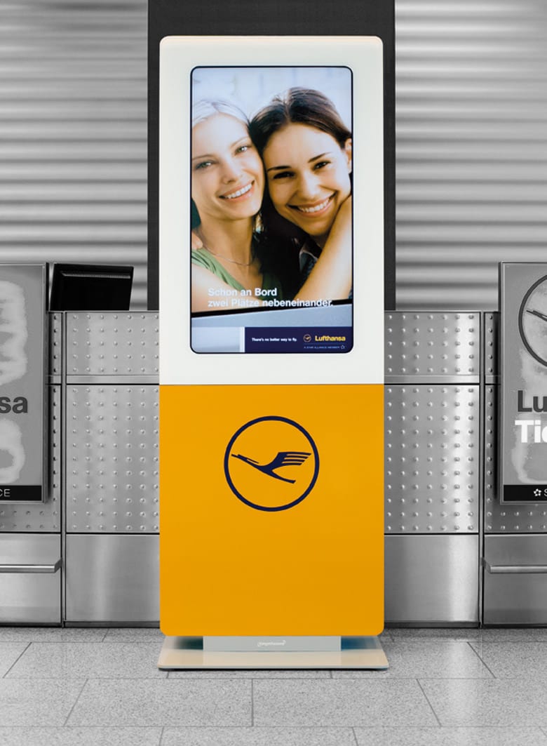 designage lounge digitale Informationsstele am Flughafen. Lufthansa präsentiert ihre Werbebotschaften