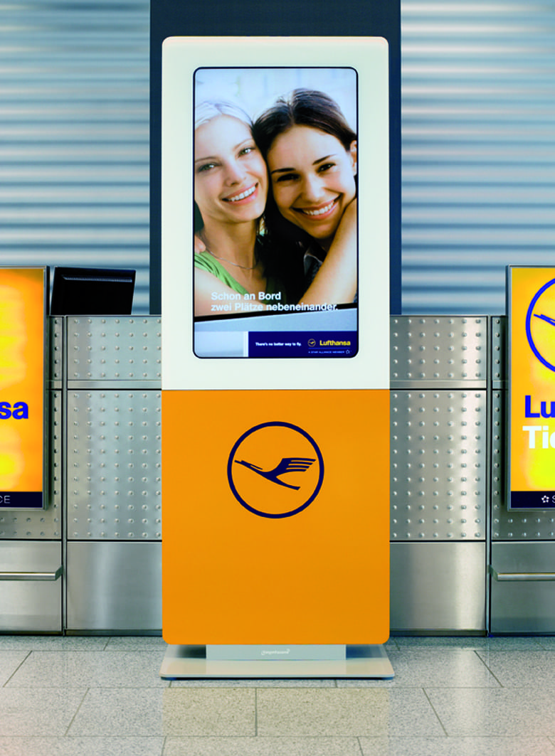 designage lounge digitale Werbestele für den Flughafen oder das Reisebüro.