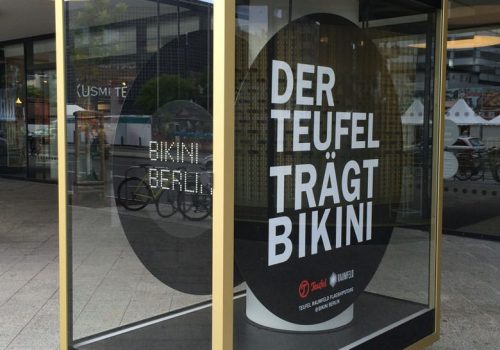 Bikini Berlin Shoppingmall Gold eloxierte Glasvitrinen im Baustil der 50er Jahre