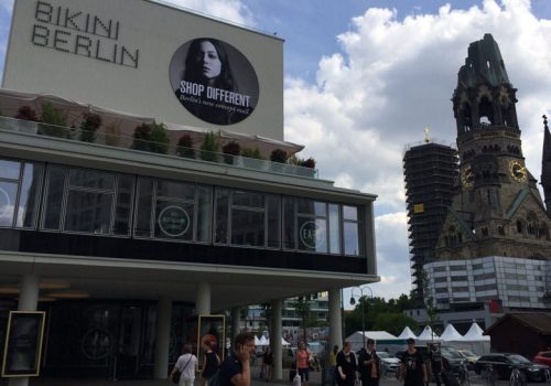 Bikini Berlin Shoppingmall mit LED Werbeanlage aus Einzelbuchstaben beleutet mit Moodelement