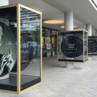 Bikini Berlin Shoppingmall Gold eloxierte Glasvitrinen im Baustil der 50er Jahre