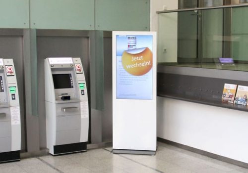 designage ease Stele vor Bankautomaten