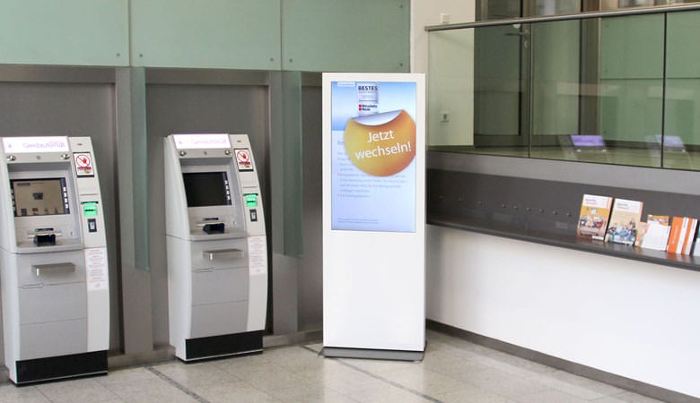 designage ease Stele vor Bankautomaten