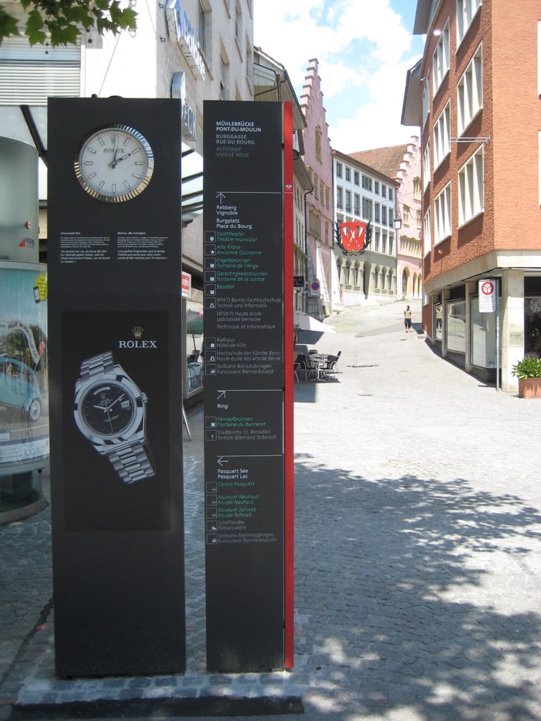 Fußgängerleitsystem Außenstelen mit integrierter Uhr Stadt Biel
