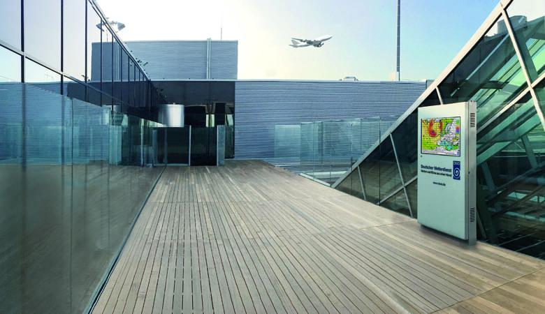 designage urban Außenstele auf der Loungeterrasse des Frankfurter Flughafens für den Kunden Deutscher Wetterdienst