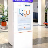 In der Sparda Bank Hannover begrüßt der Digitale Portier von Vangenhassend die Besucher der Bank