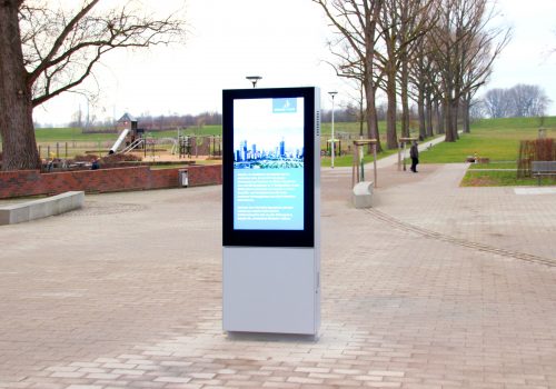 Digital Signage Outdoorstele im Park Stadt Monheim