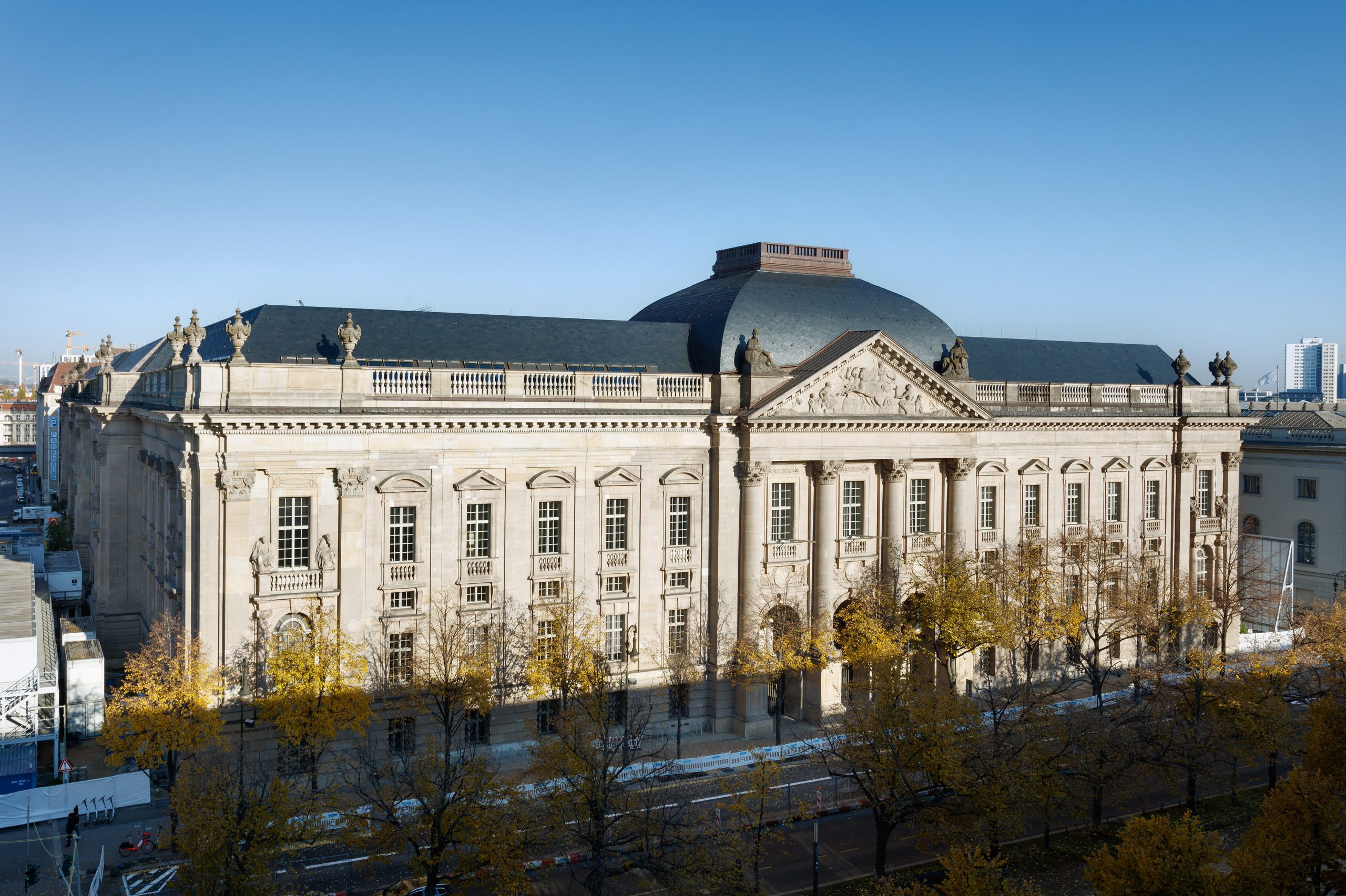 Die Staatsbibliothenk in Berlin wurde mit einem individuellen, taktilen Leitliniensystem ausgestattet
